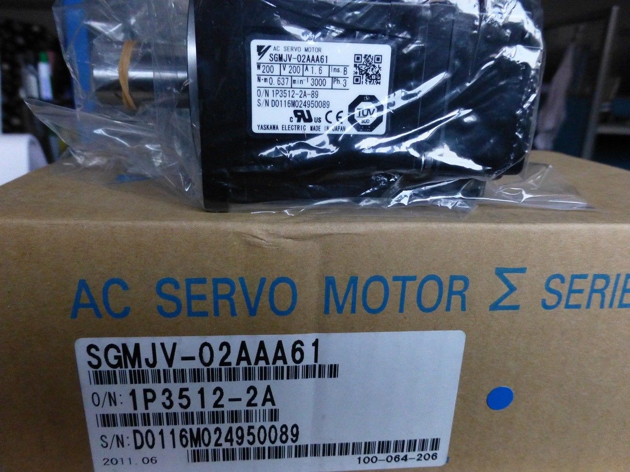 NEW YASKAWA SERVO MOTOR 200V 3PH 200W SGMJV-02AAA61 IN BOX